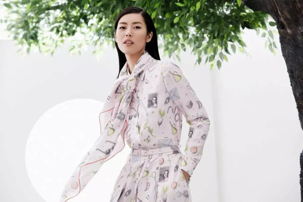 踏青美不美 就看丝巾怎么配