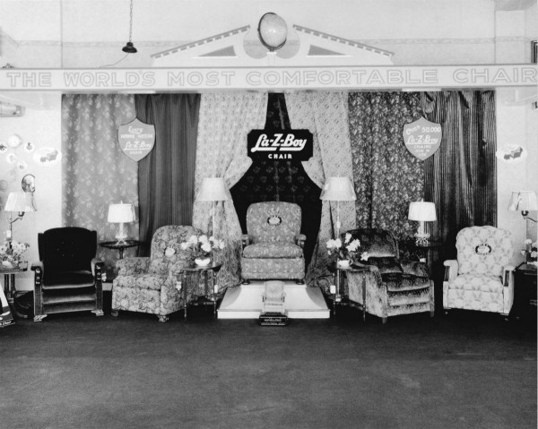 1940年在Floral家具展示厅中对La-Z-Boy功能单椅的陈列