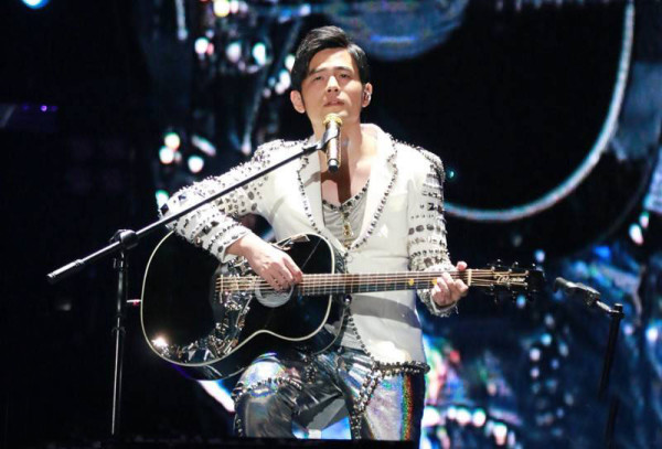 用指尖为你心爱的人弹奏一曲吧!