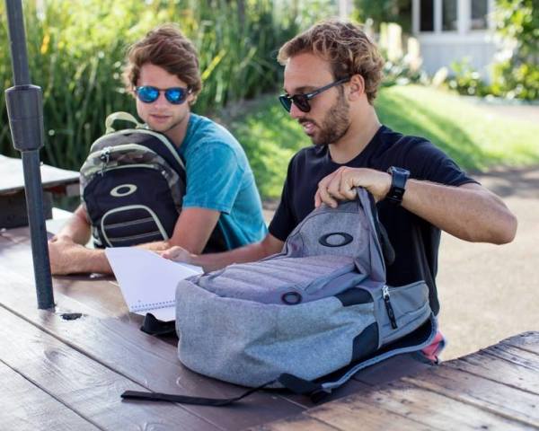 OAKLEY 颠覆你的“视界观”