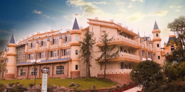 里坪童话世界主题体验酒店1晚+双人正餐+双早