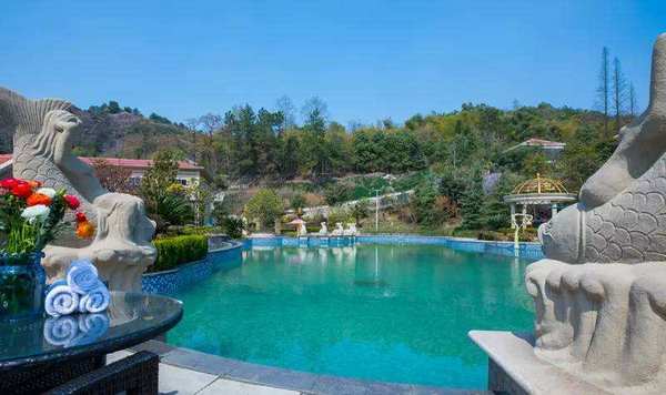 亲子游: 湖北大冶雷山德丰凯隆温泉酒店别墅1晚 早午餐1份 2大1小雷山