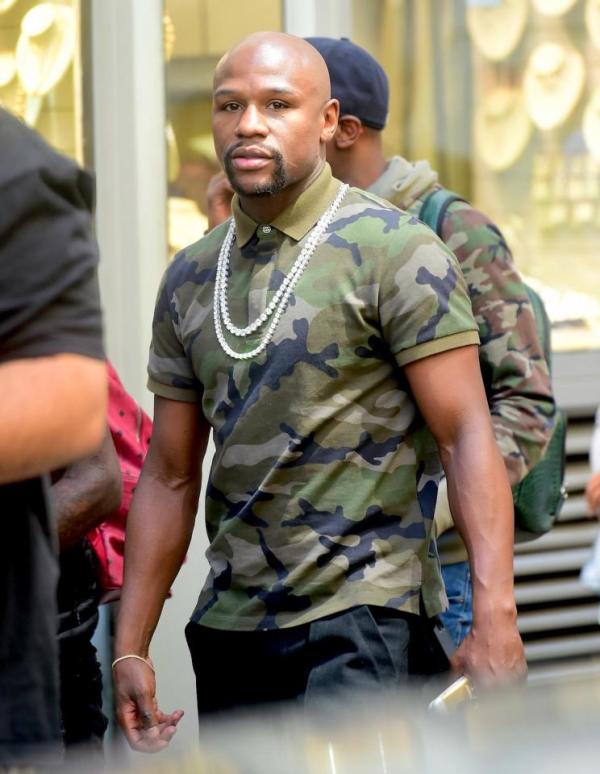 梅威瑟现年40岁,而年龄小梅威瑟11岁的康纳看起来却更加成熟,不光是