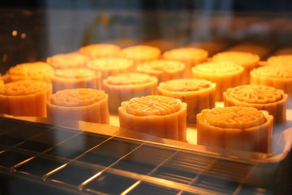 小编食堂:经典莲蓉蛋黄月饼制作