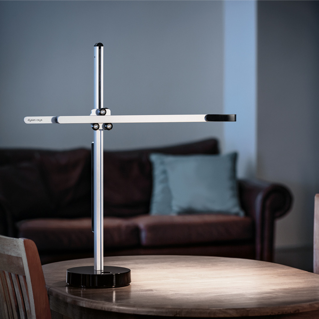 我用Dyson CSYS 定价的2%,买了一盏跟它有五分相似的台灯