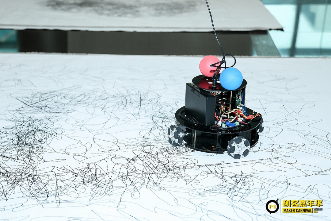 最萌机器人&炫酷无人机 ——在创客嘉年华上触摸未来