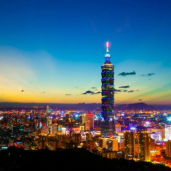 长荣航空 广州/澳门/香港-台北往返含税机票