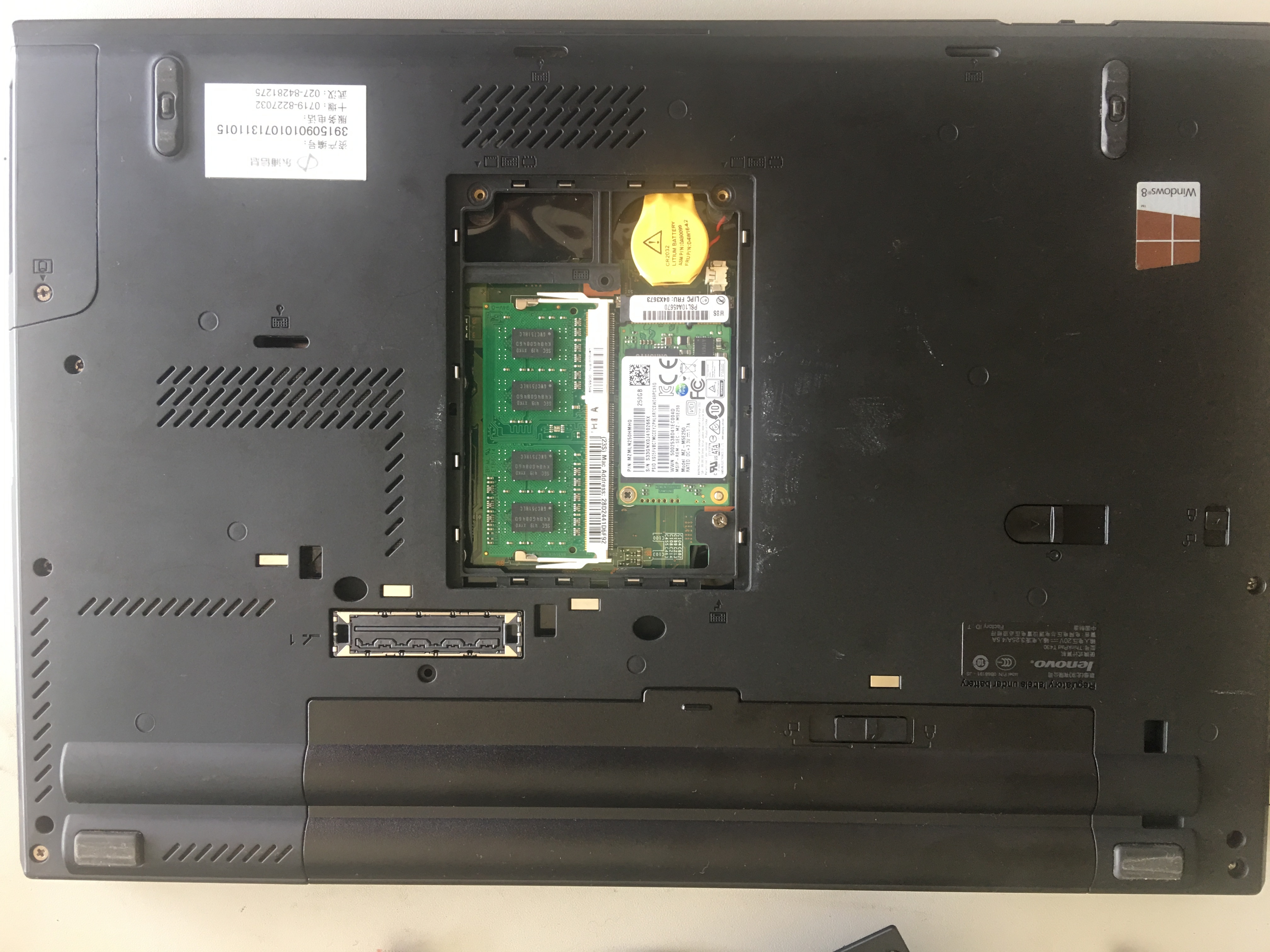 在t430的背后中间部分可以轻松卸掉盖板,可以看到内存条位和msata接口