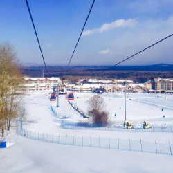 长白山万达假日度假酒店1晚+2大1小早餐+接机+温泉+滑雪