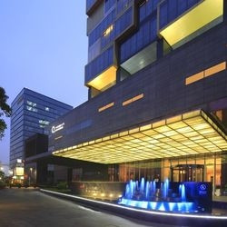 上海浦东绿地铂骊酒店 高级房1晚+双早+迪士尼门票2张+接送机
