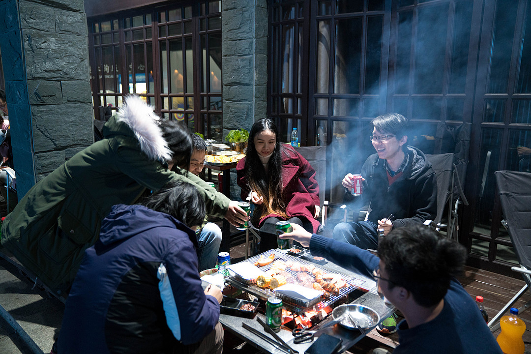 年末之月黑风高夜，小小值将一票值友拖去杭州荒郊的帐篷……