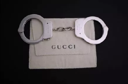 Gucci和Balenciaga告诉你 2018流行的是这类包包