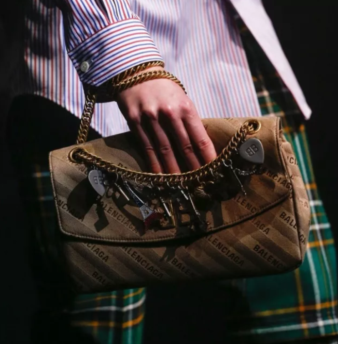 Gucci和Balenciaga告诉你 2018流行的是这类包包