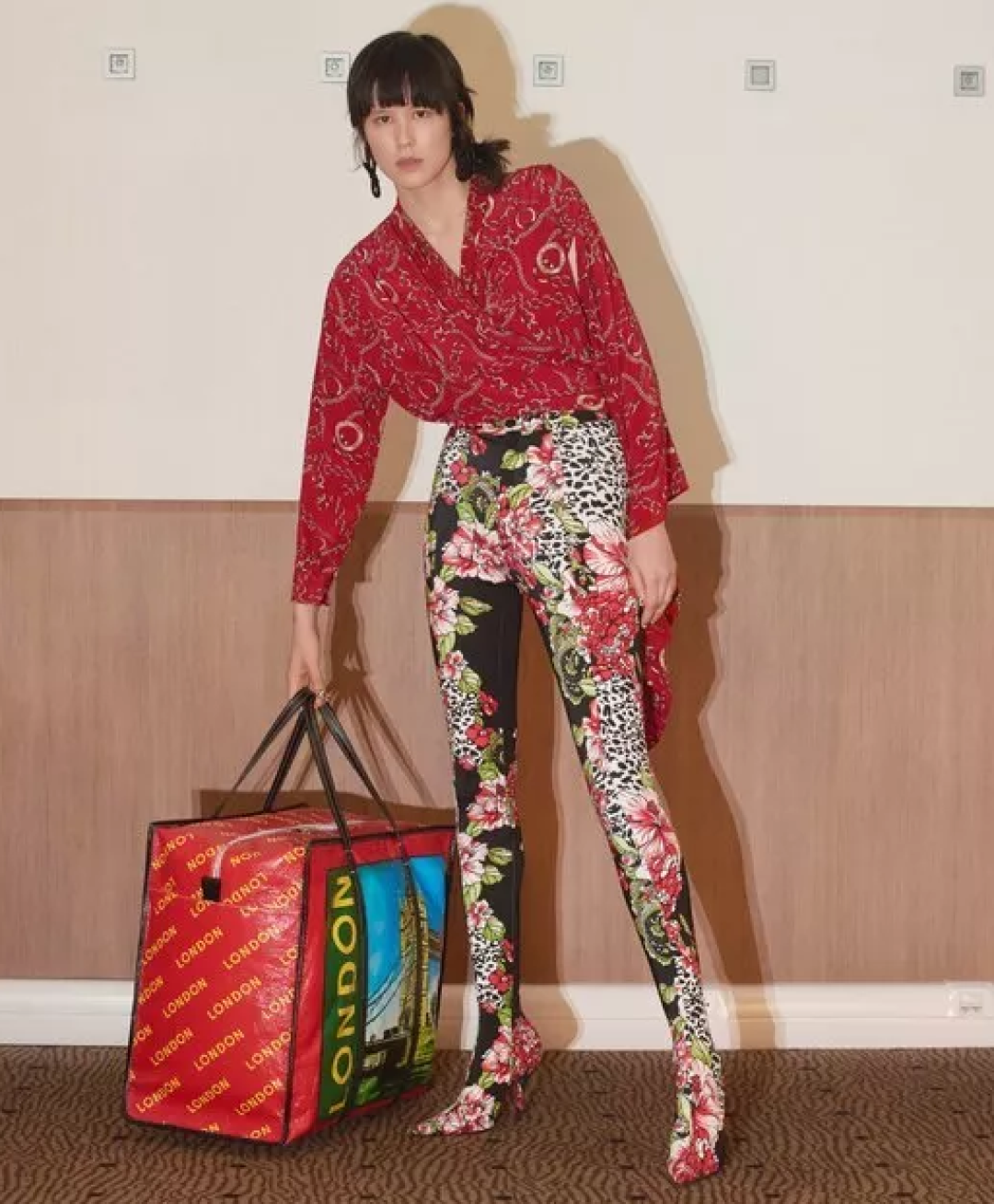Gucci和Balenciaga告诉你 2018流行的是这类包包