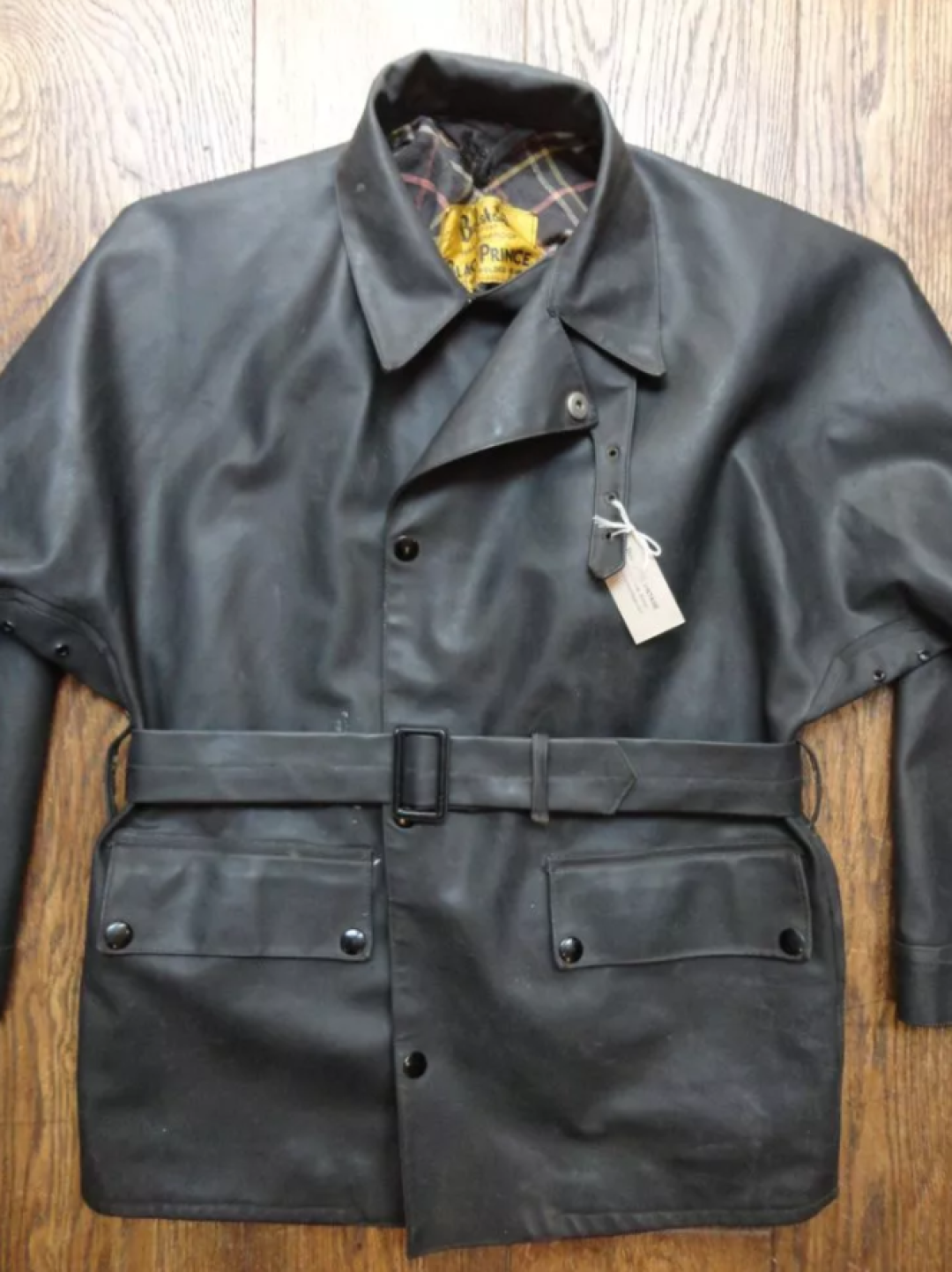 如果非要介绍一个跟Barbour差不多的牌子 我只会想到「Belstaff」