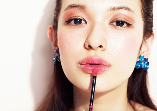 “春光乍泄”，踏春出行 唇妆打造元气清爽感