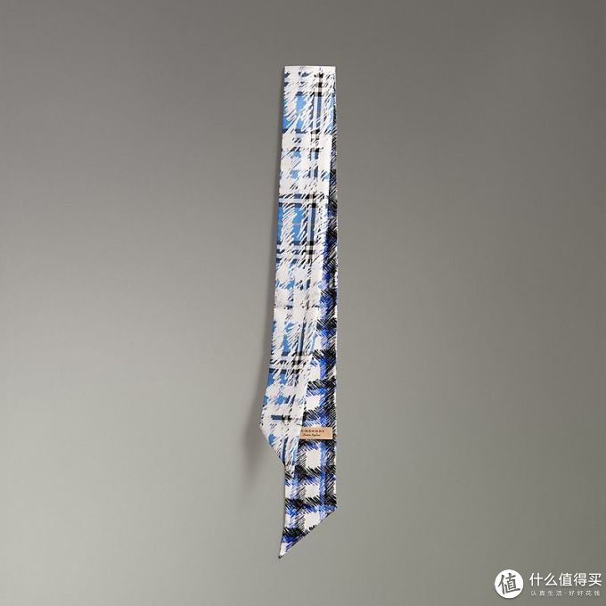 围上丝巾凹造型 春季穿搭推荐榜