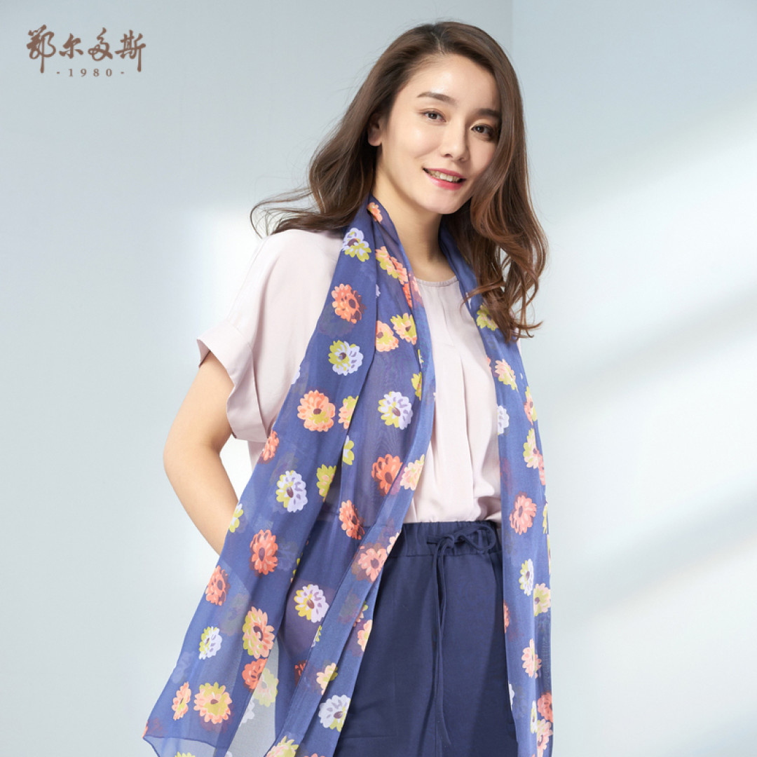围上丝巾凹造型 春季穿搭推荐榜