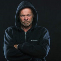 距离春天穿出街头大片的感觉，你只差了一件「帽衫」