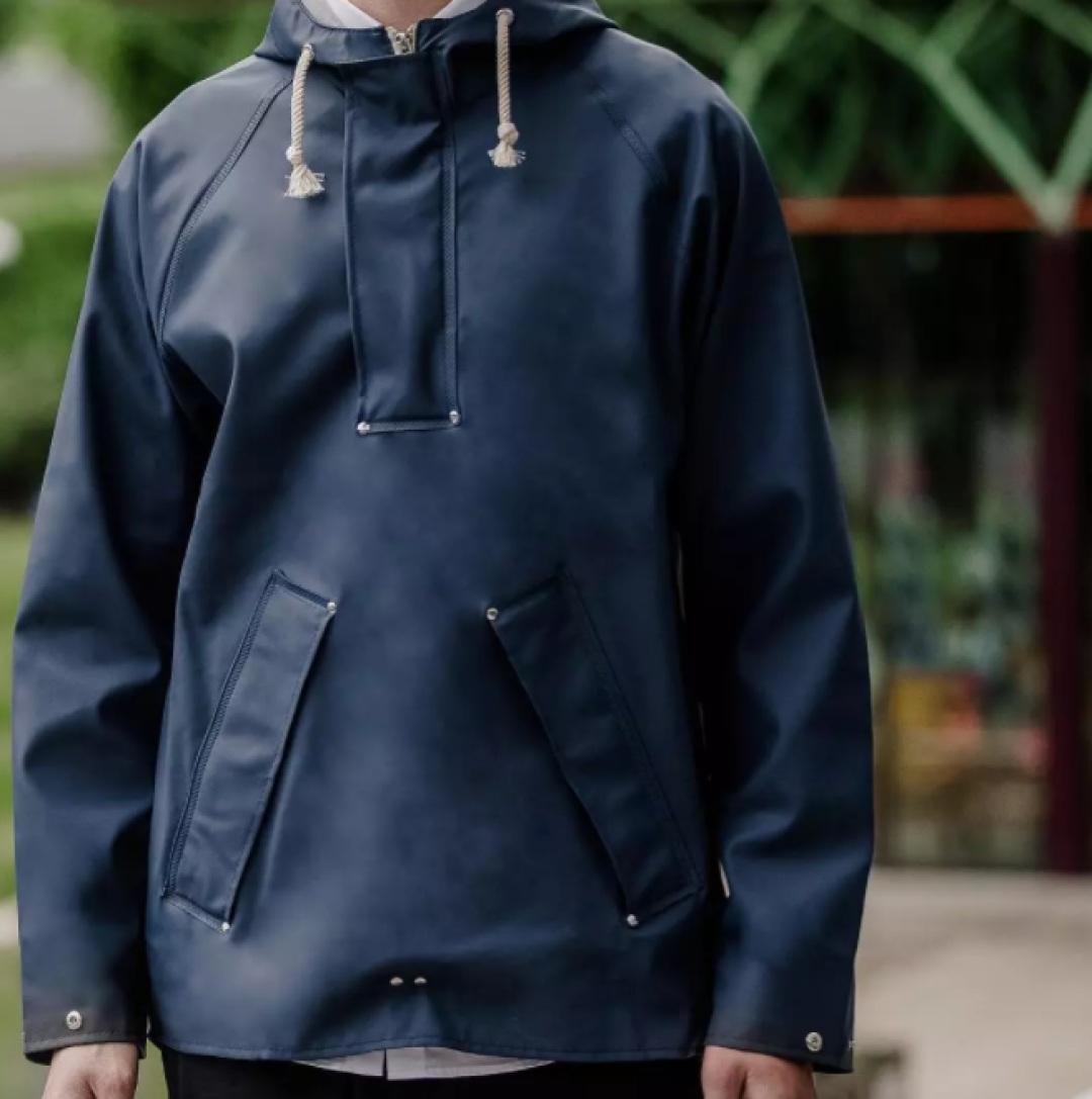打破雨衣的呆板形象,做一个雨天也能秀起来的男人