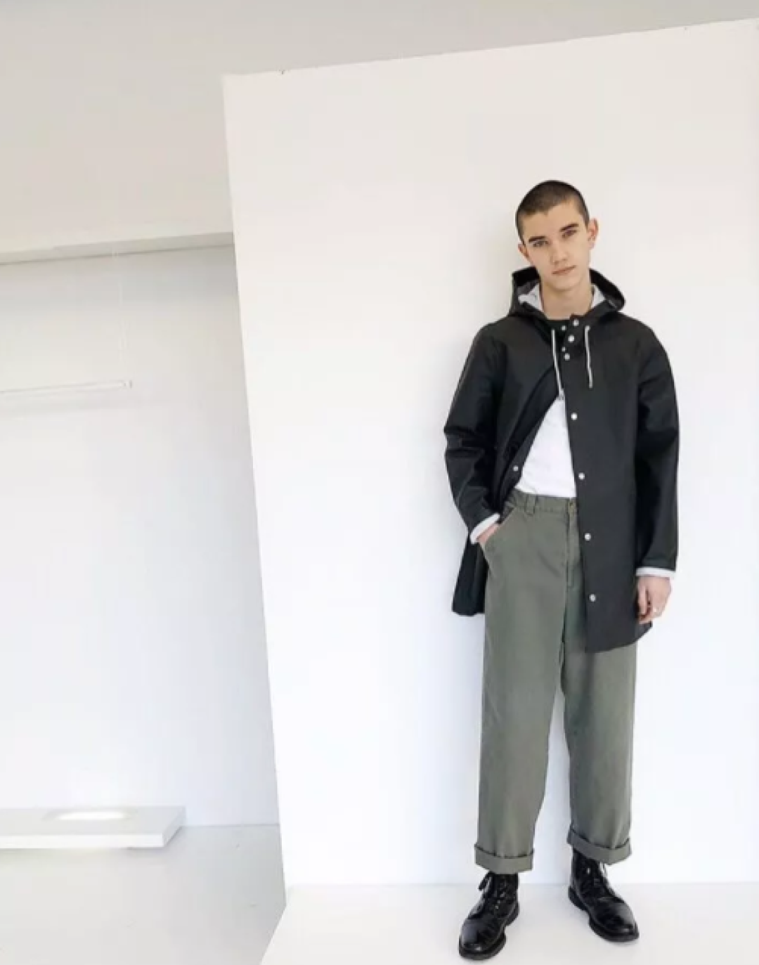 打破雨衣的呆板形象,做一个雨天也能秀起来的男人