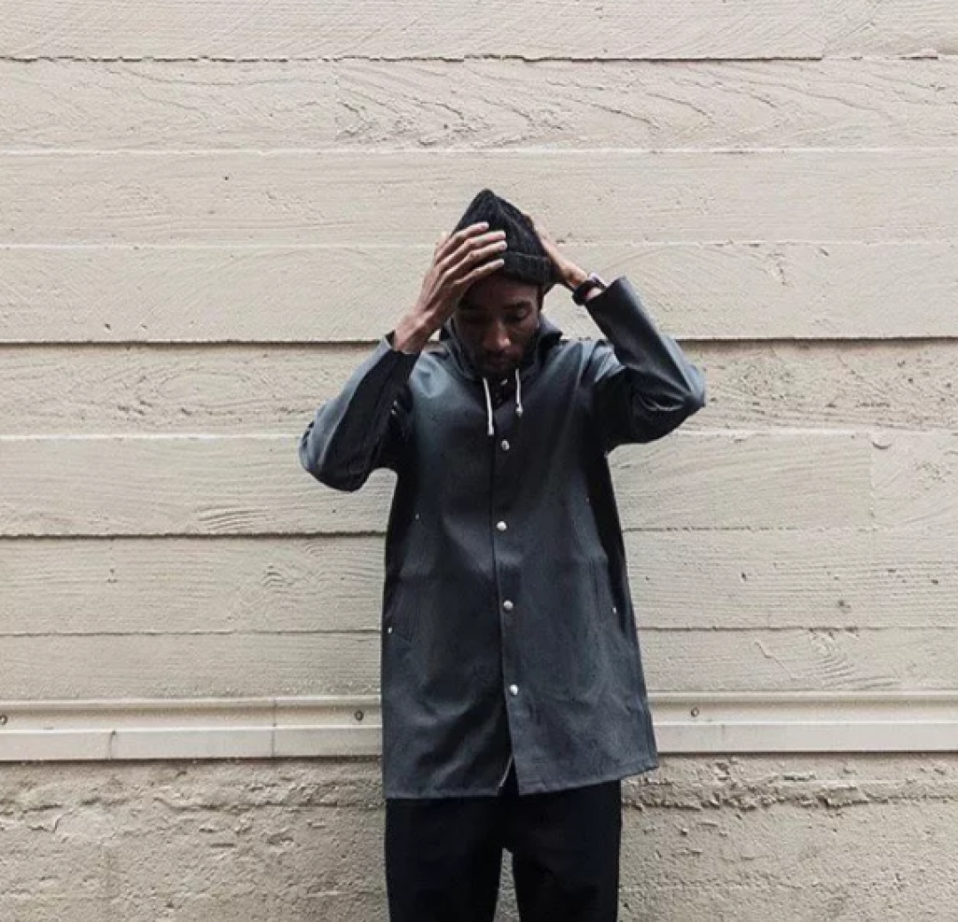 打破雨衣的呆板形象,做一个雨天也能秀起来的男人