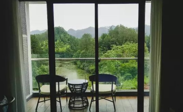 震撼!安徽齐云山下竟惊现360亩“八卦油菜花海”!这片云海秘境还藏着一家徽式设计酒店!