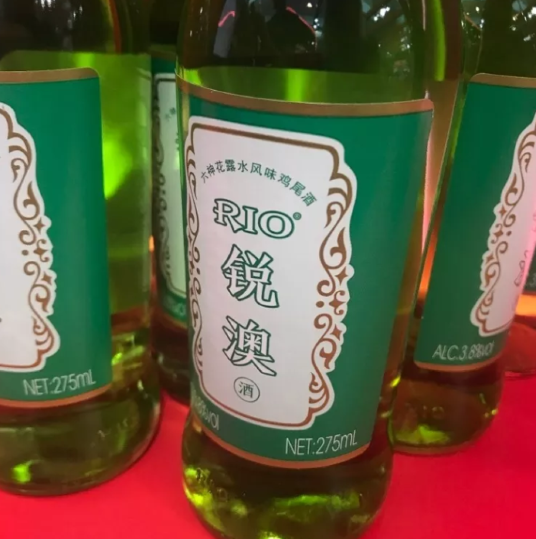 让我们干了这瓶82年的花露水！世界真疯狂，六神竟然出了花露水味鸡尾酒？