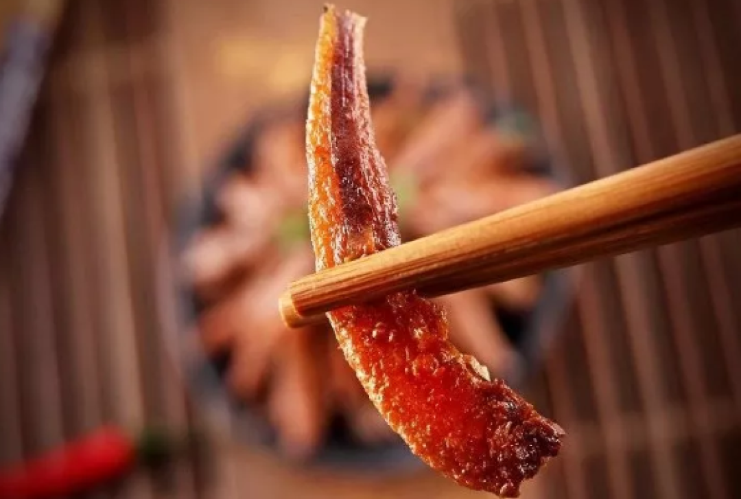 成年人的放纵,都体现在办公室吃零食这件事上了