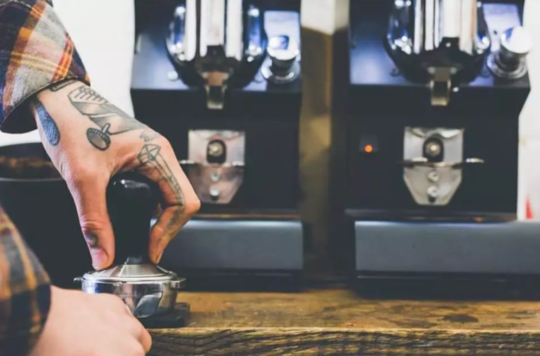玩机车的人都太花哨？这群机车型男可在认真做CAFE！