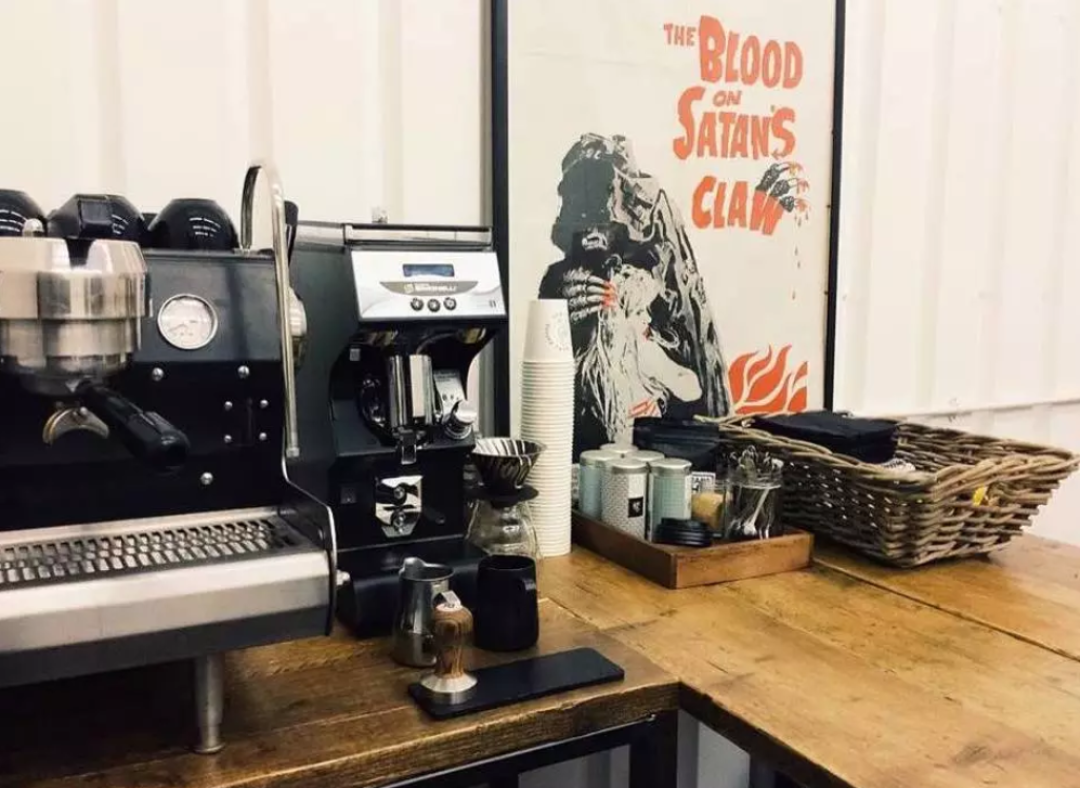 玩机车的人都太花哨？这群机车型男可在认真做CAFE！