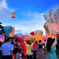 放一盏天灯，许十分幸福