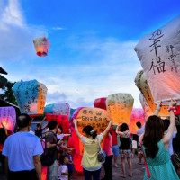 放一盏天灯，许十分幸福