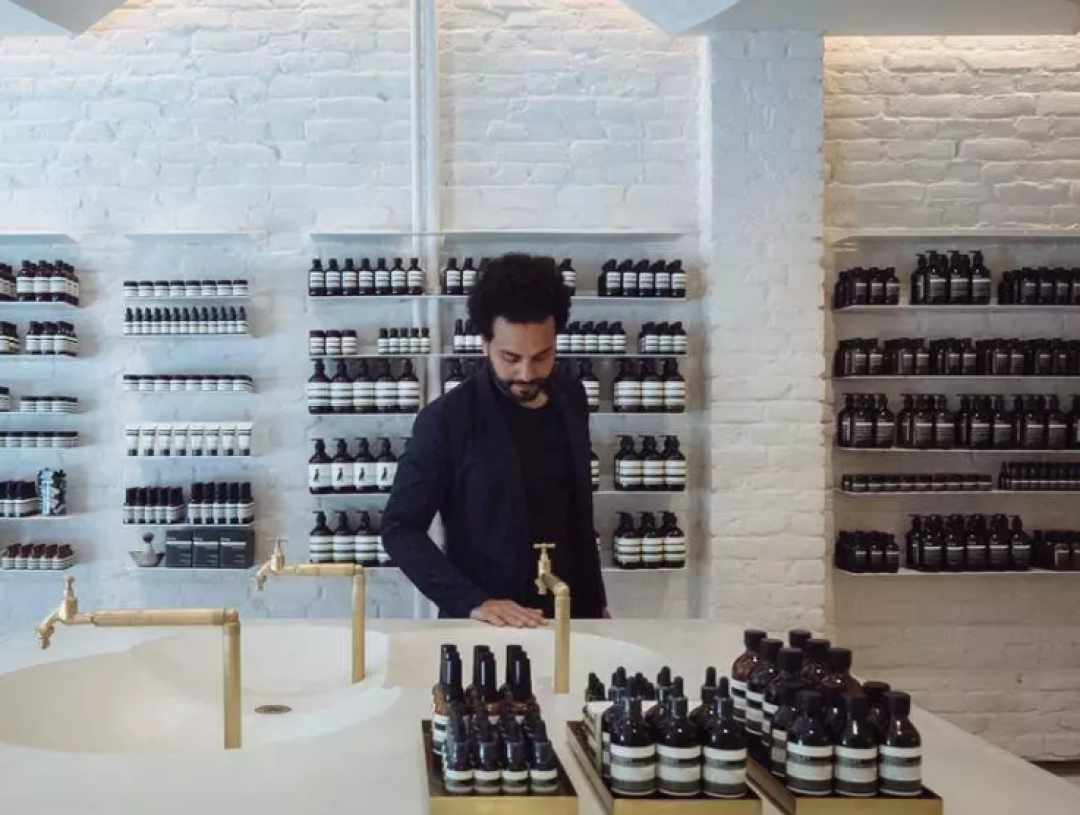 这家店的创始人叫板苹果的统一设计,100多家门店不重样,成为了世界城市的地标!