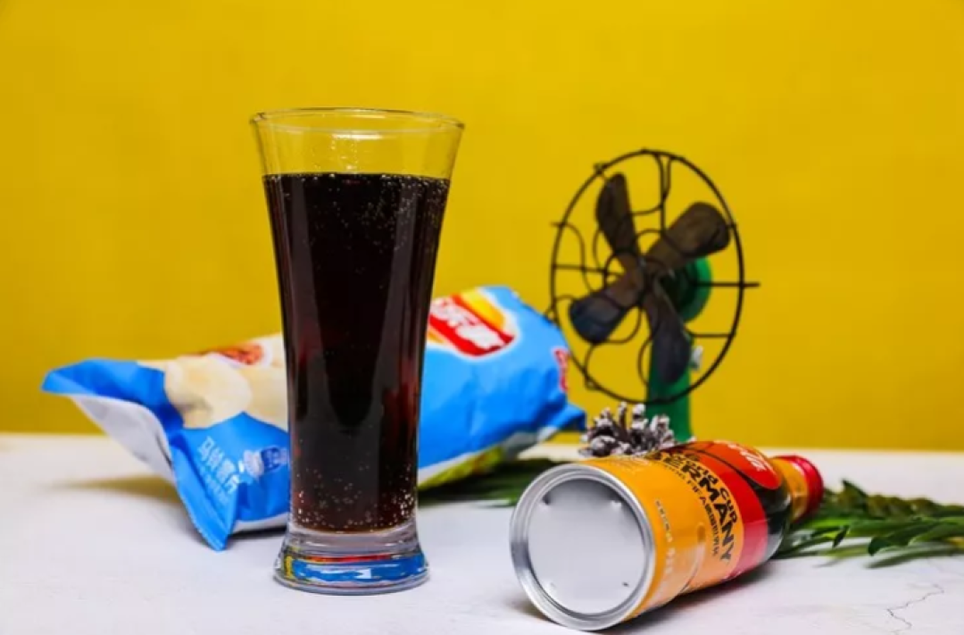 世界杯在左零食在右，肥宅告诉你快乐就是这么简单