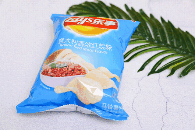 世界杯在左零食在右，肥宅告诉你快乐就是这么简单