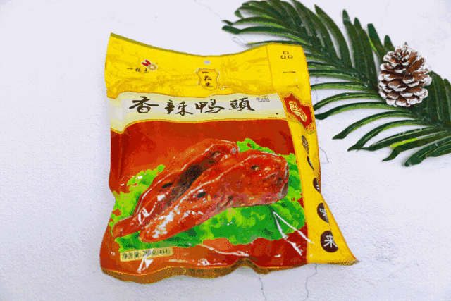 世界杯在左零食在右，肥宅告诉你快乐就是这么简单
