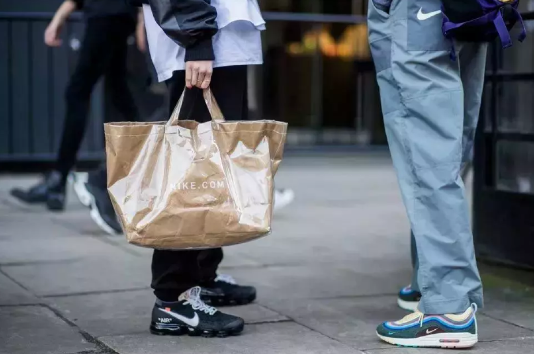 都在安利品牌,怎么没人说托特包怎么“穿”?
