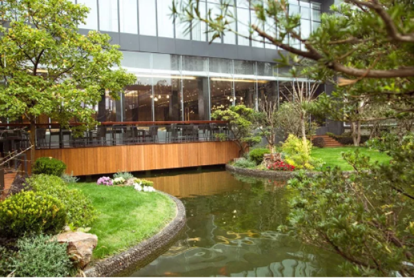 在法式酒店喝花园下午茶!定制餐具、15种甜品、小桥流水风景嗲!