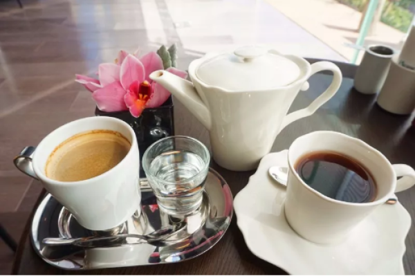 在法式酒店喝花园下午茶!定制餐具、15种甜品、小桥流水风景嗲!