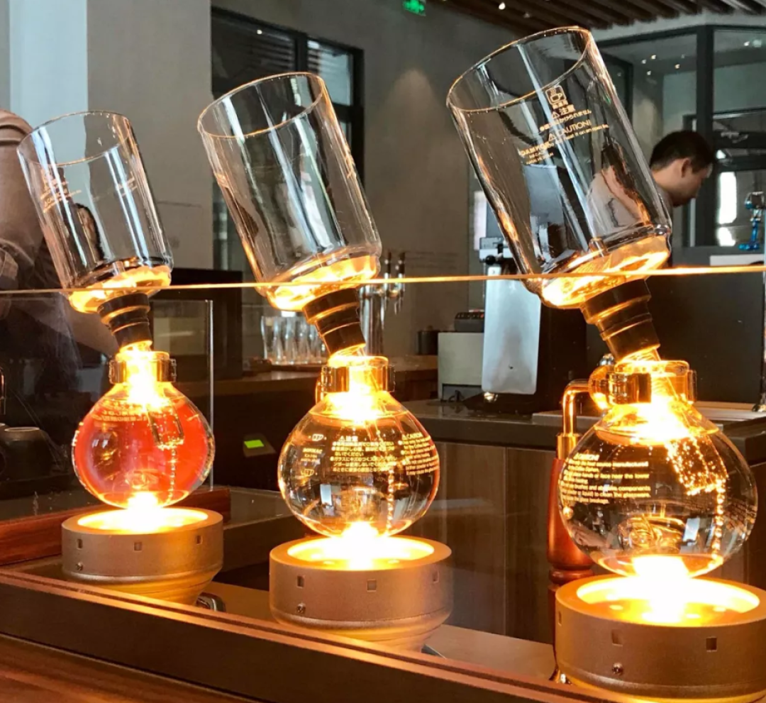 张大妈探店星巴克全国最大旗舰店今日亮相北京店里最大的亮点竟然不是