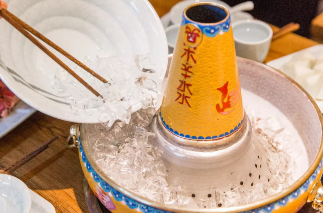 火爆网络的冰煮羊，加水只用农夫山泉，一盆比我腰还粗！