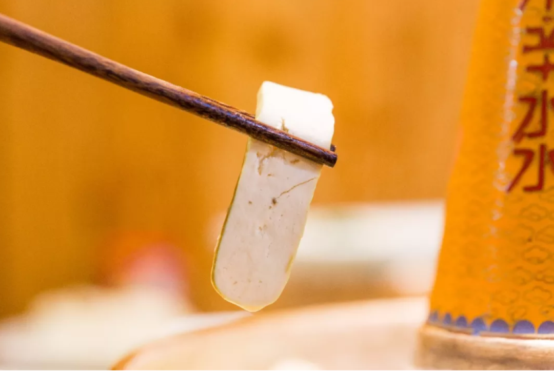 火爆网络的冰煮羊,加水只用农夫山泉,一盆比我腰还粗!