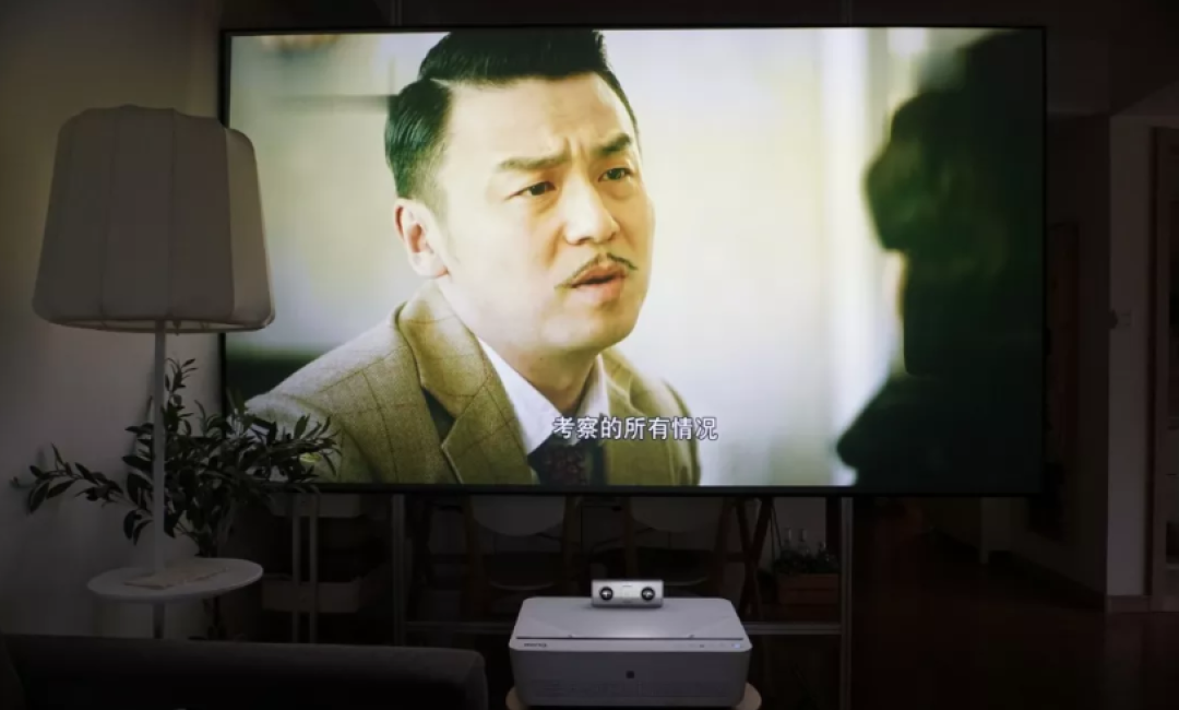 怎么选家用投影仪,才能看到如此生动油腻的雷佳音?