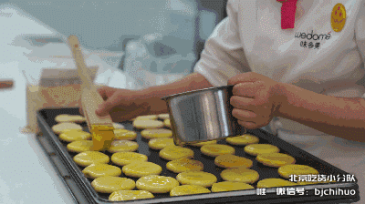 全国第一家无人面包店，无人货柜、24小时自提、自助支付？买面包的黑科技操作指南！