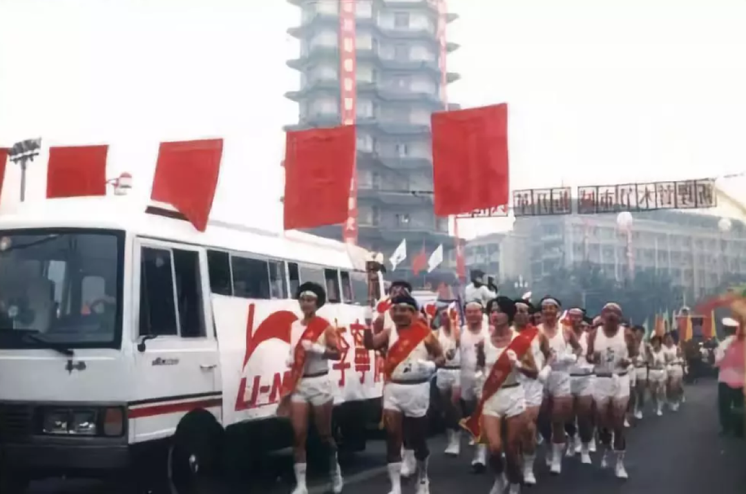 中国“李宁”登巴黎时装周！质疑声再起，究竟是国货的雄起，还是情怀的卖弄？