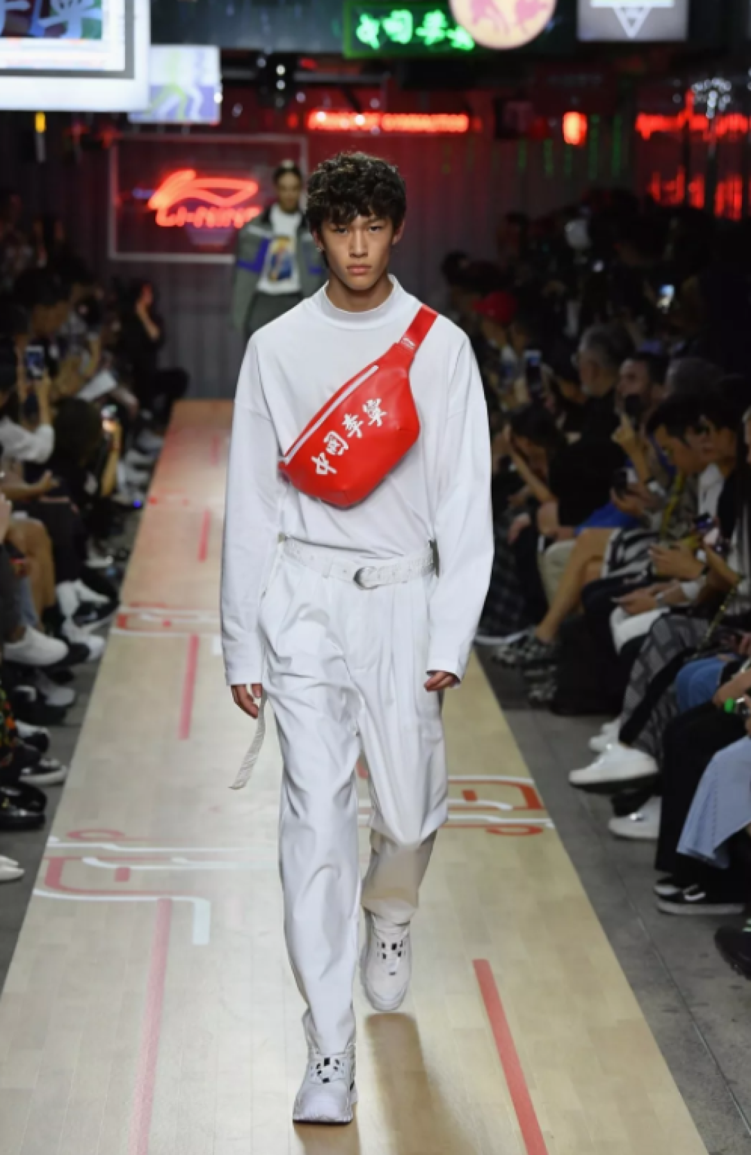 中国“李宁”登巴黎时装周！质疑声再起，究竟是国货的雄起，还是情怀的卖弄？