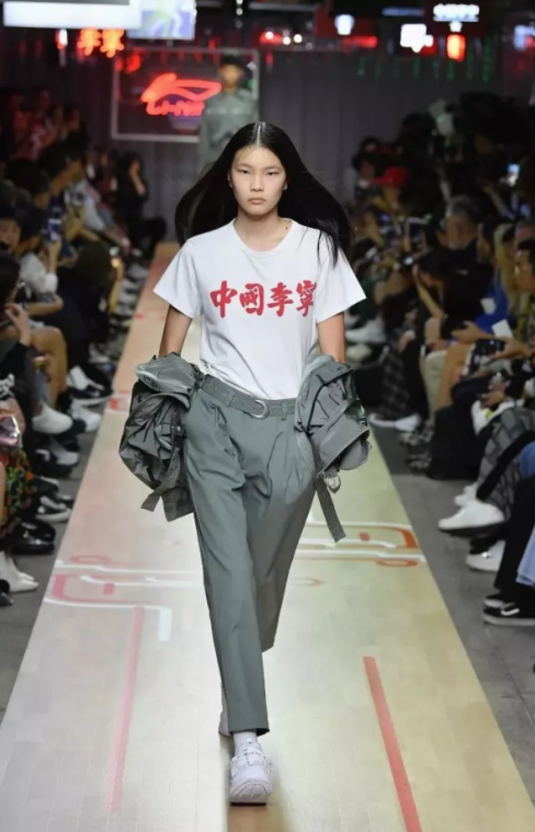 中国“李宁”登巴黎时装周！质疑声再起，究竟是国货的雄起，还是情怀的卖弄？