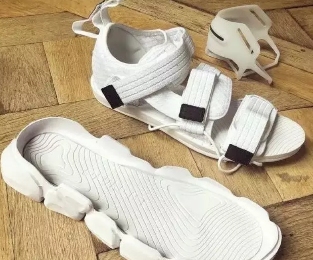 中国“李宁”登巴黎时装周！质疑声再起，究竟是国货的雄起，还是情怀的卖弄？