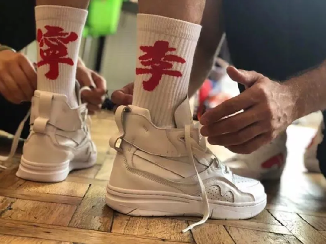 中国“李宁”登巴黎时装周！质疑声再起，究竟是国货的雄起，还是情怀的卖弄？
